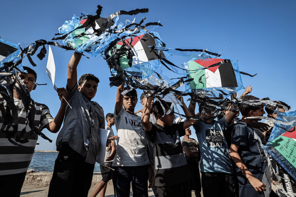Niños de Gaza protestan contra las amenazas de Israel por las cometas, este martes en la capital de la Franja.